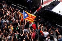از عذرخواهی اسپانیا به خاطر توسل به خشونت تا تهدید به لغو خودمختاری 