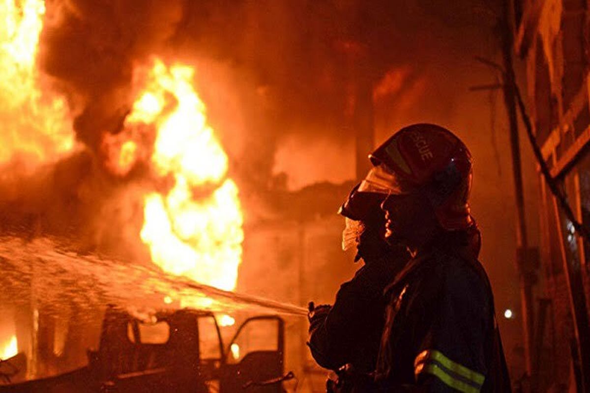  آتش‌سوزی در کارخانه شیرین عسل در شبستر + فیلم