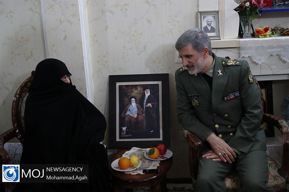 دیدار امیر حاتمی وزیر دفاع با خانواده شهید جنیدی