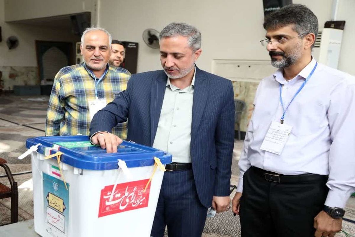 فرماندار شهرستان کاشان رای خود را به صندوق انداخت