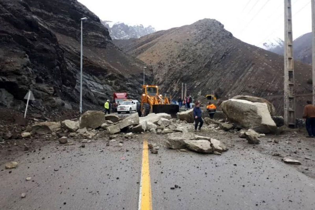 مصدومیت 3 نفر در جاده کندوان بر اثر ریزش سنگ بر روی خودرو