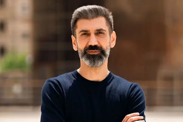 سینا رازانی در تئاتر کارگردانی می کند