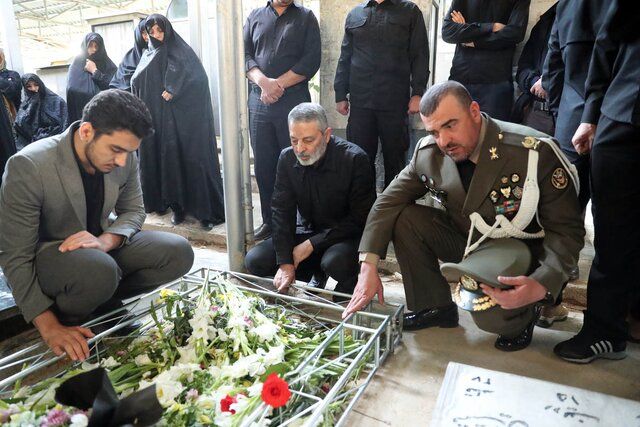 فرمانده ارتش بر مزار شهید سرتیپ دوم خلبان مصطفوی ادای احترام کرد