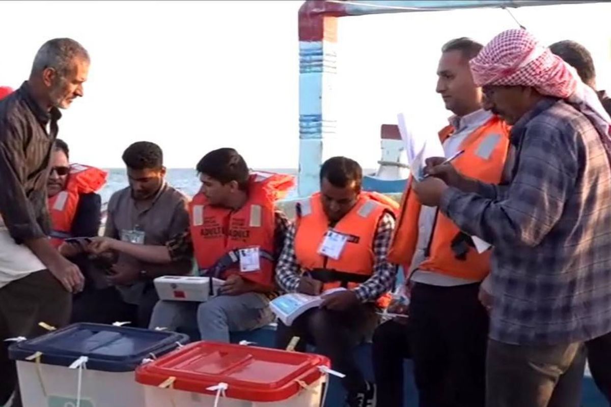 حضور ملوانان هرمزگانی پای صندوق های رای در لنج‌ های صیادی