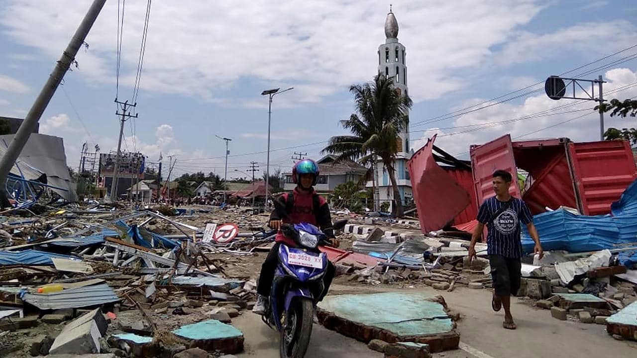 شمار تلفات زمین لرزه و سونامی در اندونزی به ۸۳۲ 
