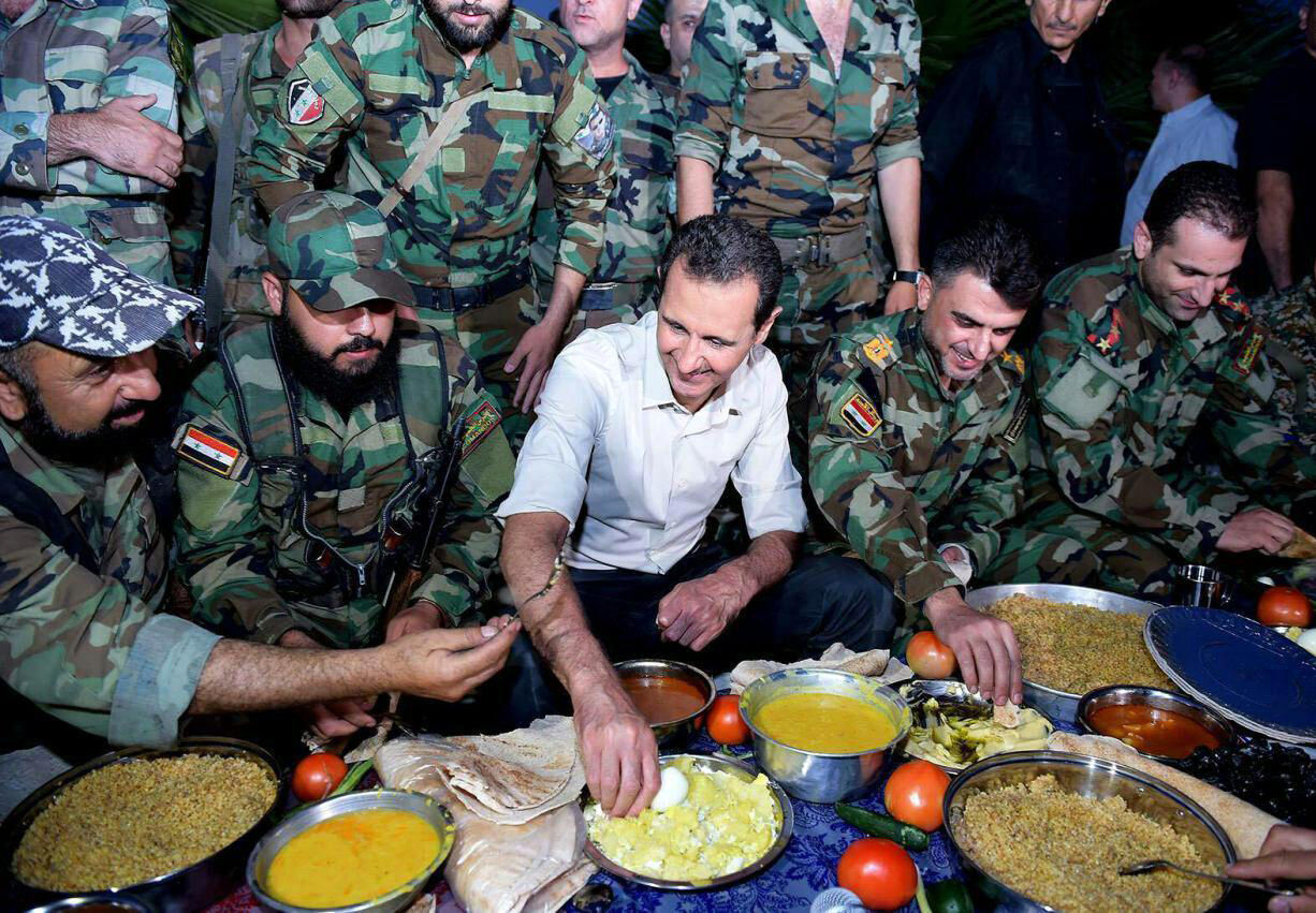 بشار اسد در ضیافت افطاری سربازان سوریه + عکس