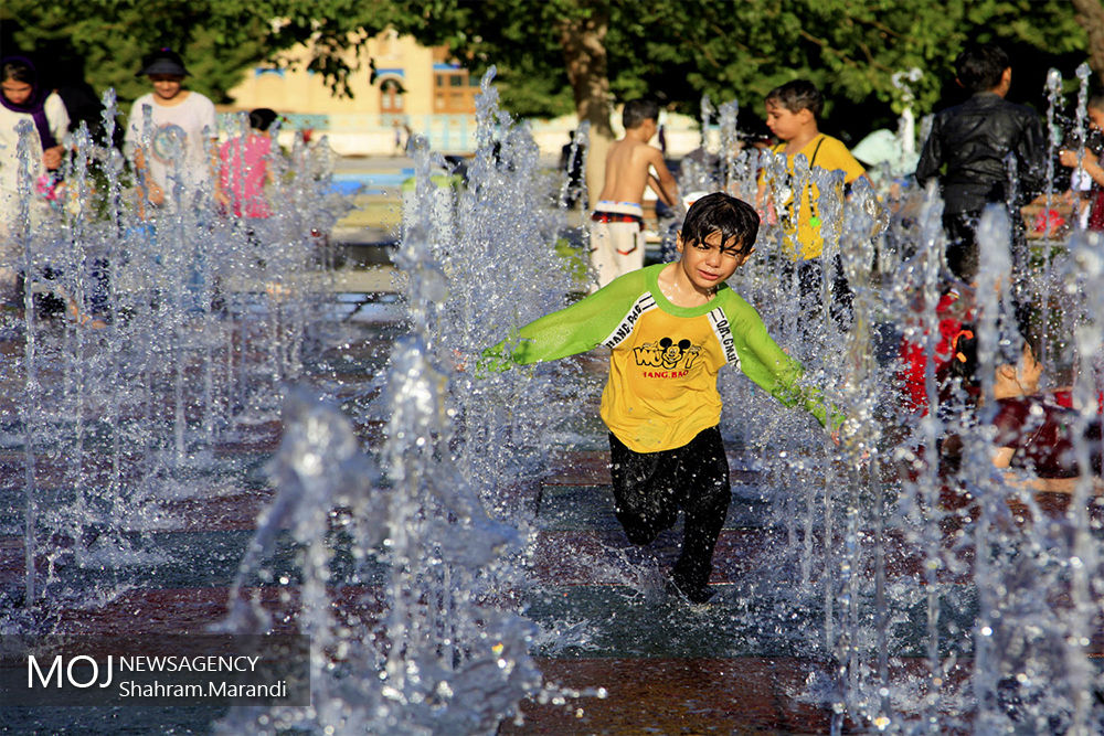 آب بازی کودکان در روزهای گرم تابستان