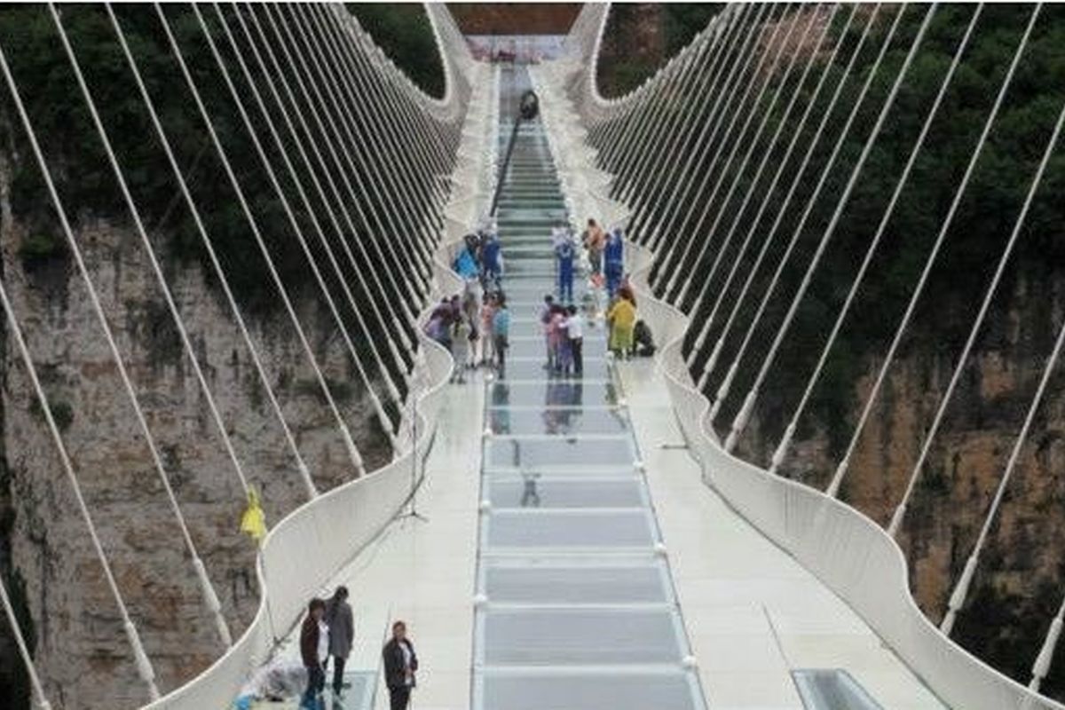 افتتاح بزرگترین پل شیشه ای دنیا در چین