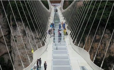 افتتاح بزرگترین پل شیشه ای دنیا در چین