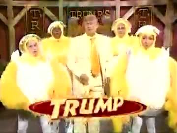 حضور ترامپ در کنار رقصنده‌هایی با لباس مرغ