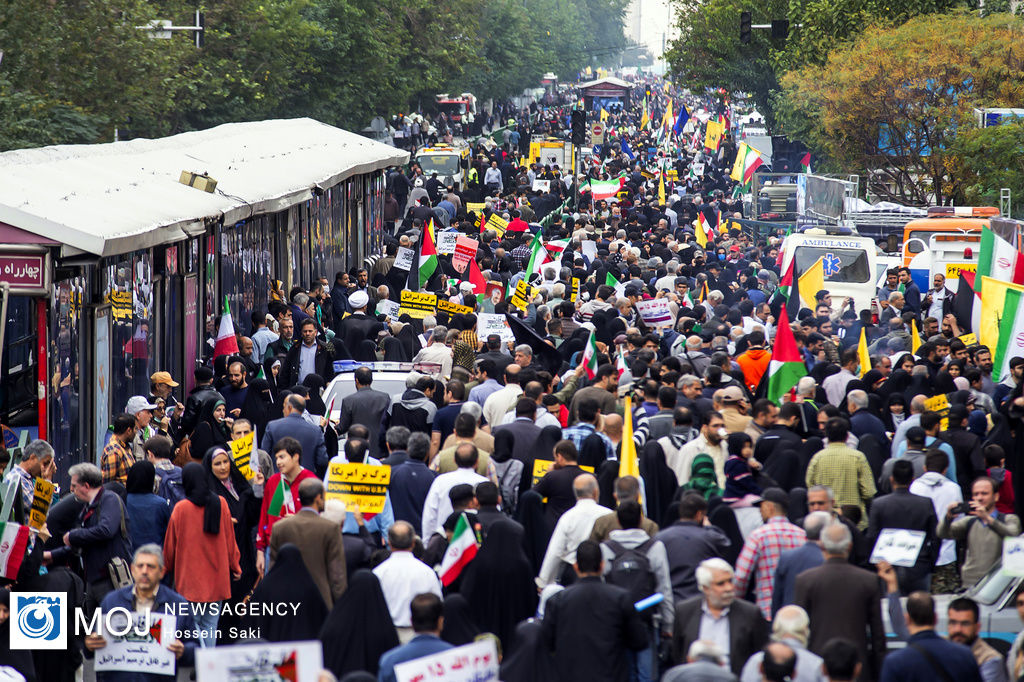 تهرانی‌ها در اعتراض به جنایت رژیم صهیونیستی در میدان انقلاب تجمع کردند
