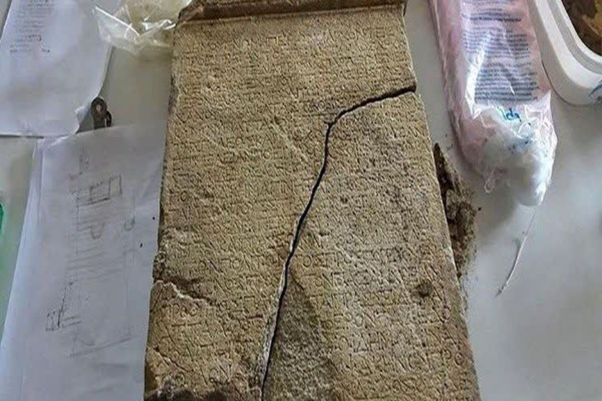 دو کوهنورد، کتیبه‌ سنگی ۱۵۰۰ ساله را در تنگه بلاغی پاسارگاد کشف کردند