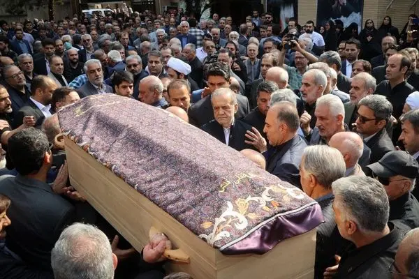 رئیس جمهور به صورت سرزده در مراسم تشییع خیر مدرسه ساز شرکت کرد