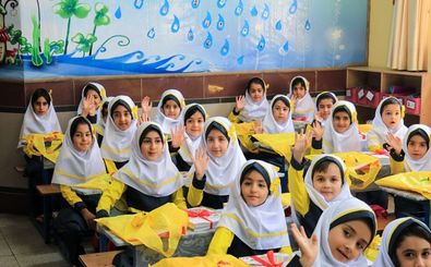 گلدان گل به ۲۰۰ مدرسه ابتدایی یزد اهدا شد