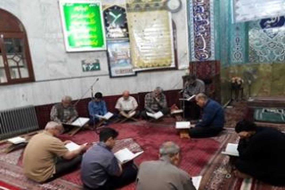 محفل جزء خوانی قرآن کریم در مسجد کمیل