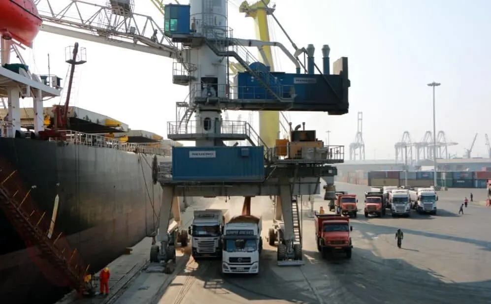 سیزدهمین کشتی حامل کالای اساسی در بندر شهید رجایی پهلو گرفت