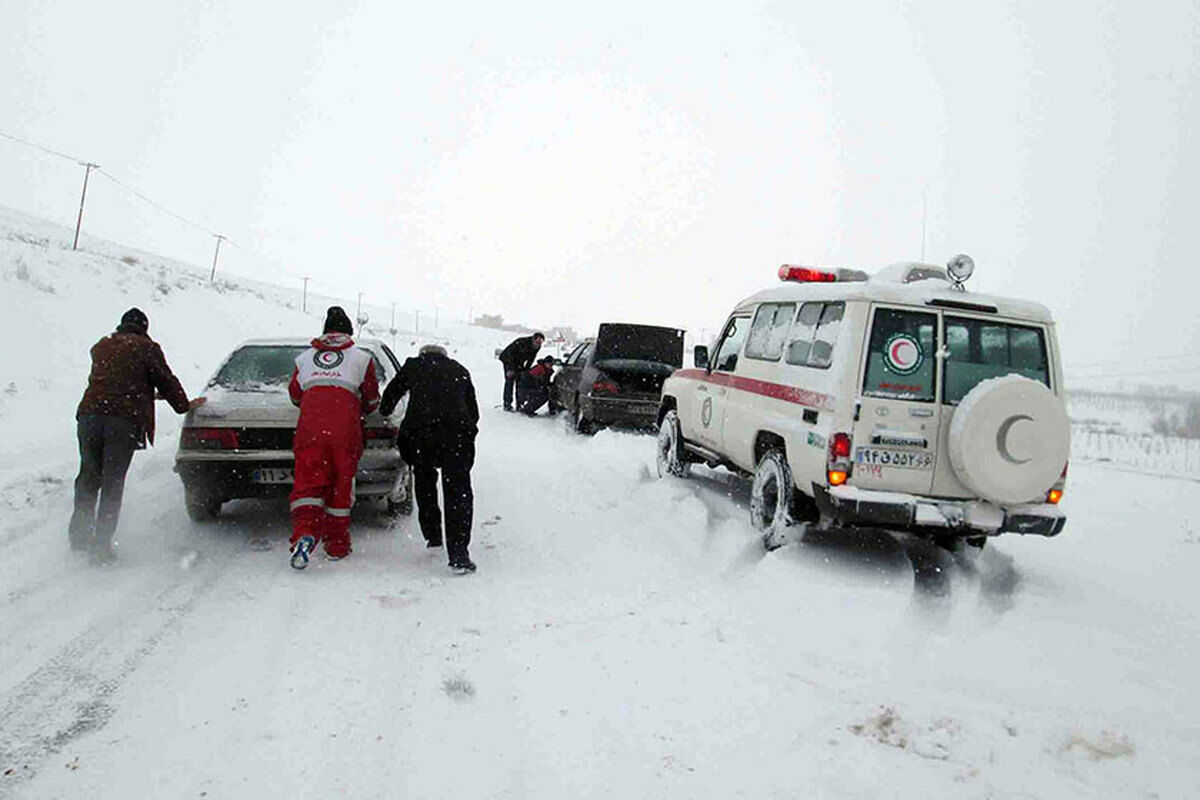 امدادرسانی به ۱۰ خودروی گرفتار در برف اندیکا