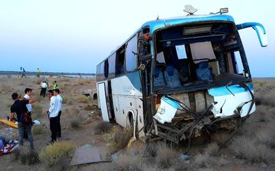 16 مصدوم در تصادف اتوبوس و کامیون در اتوبان نطنز- کاشان 