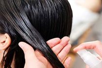 رفع ریزش موهای خشک  با استفاده از روغن درمانی گرم بر پایه روغن نارگیل