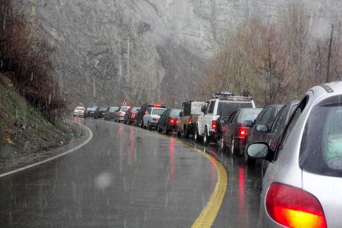 مسیر ترافیکی شمال کشور روان است/ بارش باران در 6 جاده استان کشور