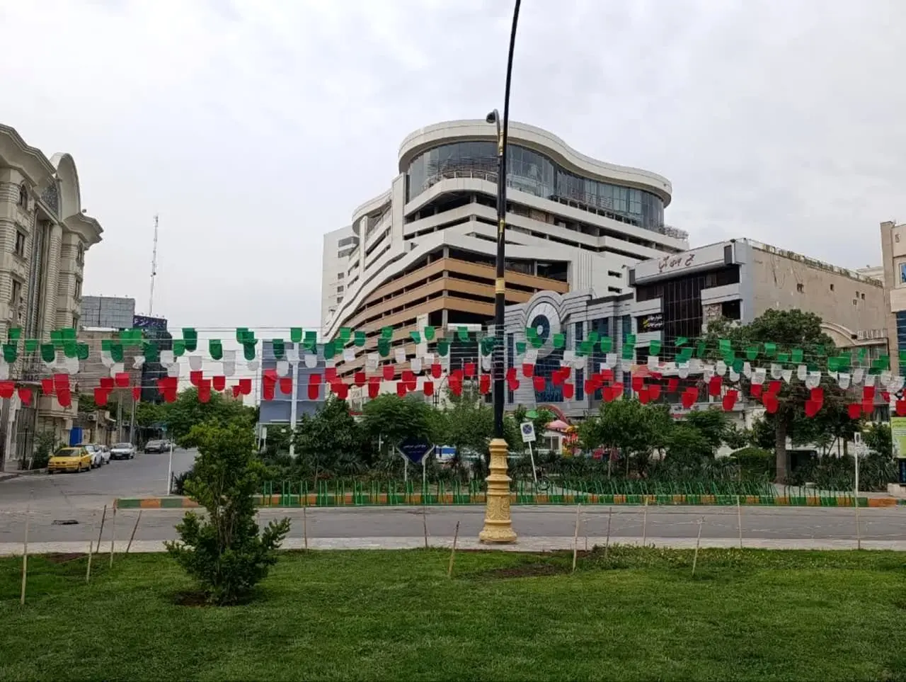 نصب پرچم های ایران در مشهد به یاد شهدا