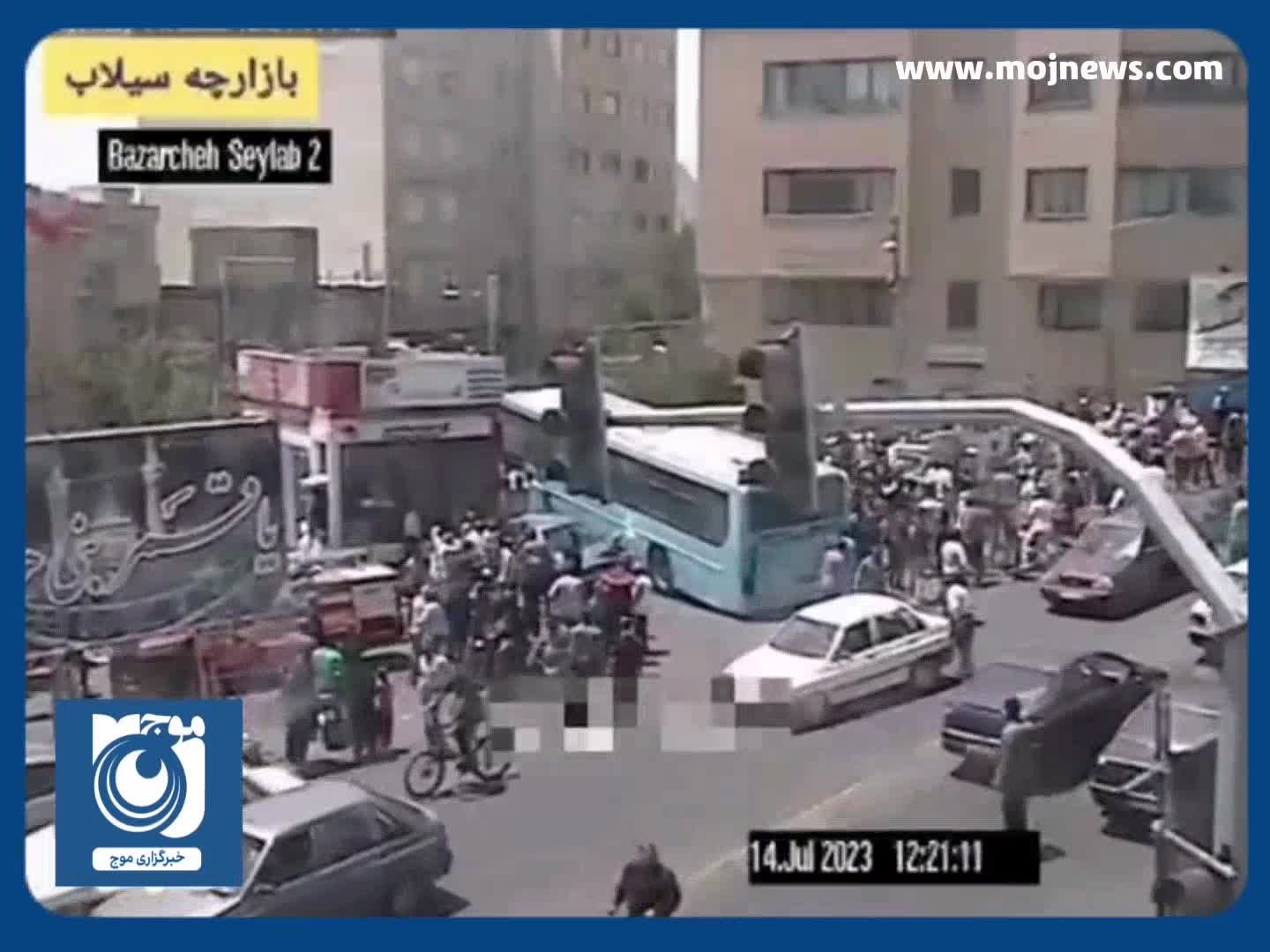 تصاویری از تصادف اتوبوس با چند خودرو در تبریز + فیلم