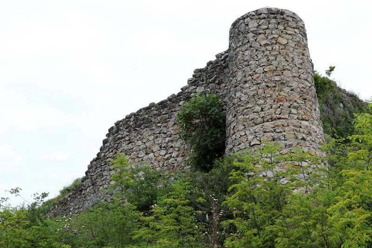 قلعه مارکوه شهرستان رامسر مرمت می‌شود