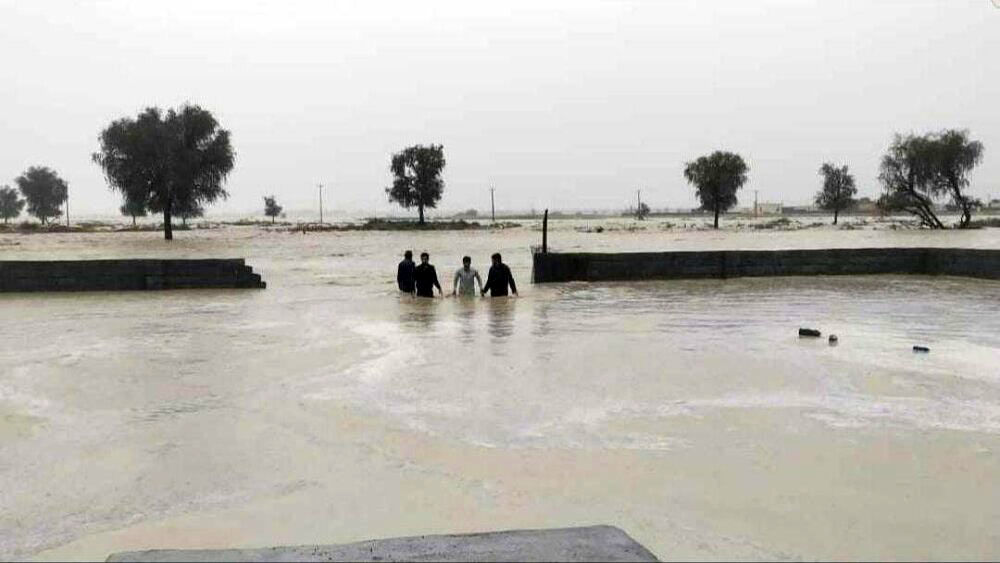 نمازگزاران تهرانی به سیل زدگان سیستان و بلوچستان ۳۲۴ میلیون کمک کردند