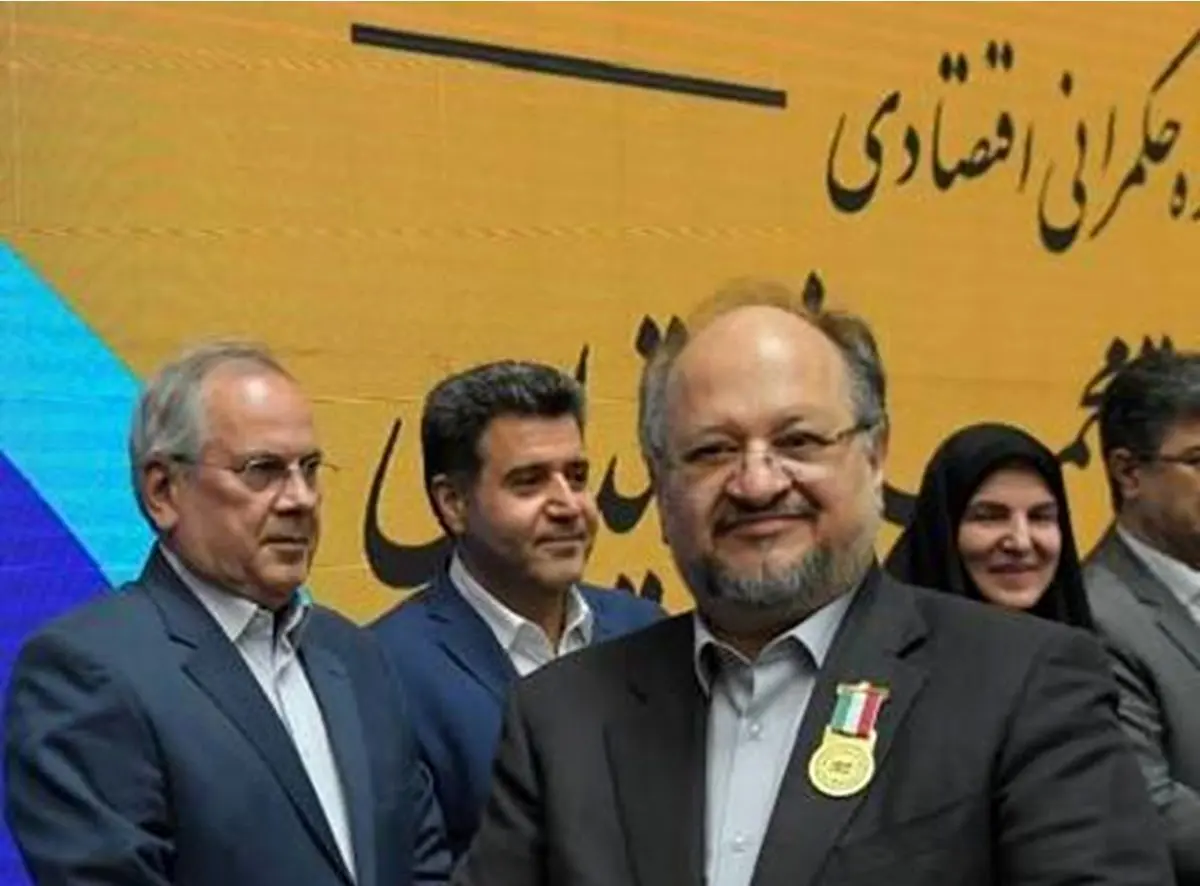اعطای «نشان ملی مدیریت کسب و کار سال کشور» در حوزه حکمرانی اقتصادی به محمد شریعتمداری