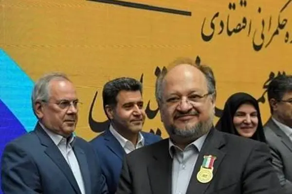 اعطای «نشان ملی مدیریت کسب و کار سال کشور» در حوزه حکمرانی اقتصادی به محمد شریعتمداری