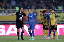 سپاهان و استقلال در نیمه اول با یک پنالتی و گل به خودی مساوی شدند