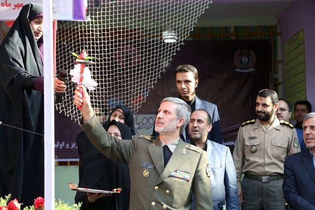 حضور وزیر دفاع در مراسم آغاز سال تحصیلی جدید در مدرسه شهید رحمانی
