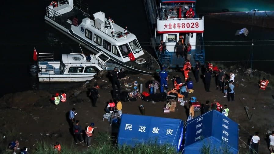 واژگونی مرگبار کشتی مسافربری در چین +تصاویر