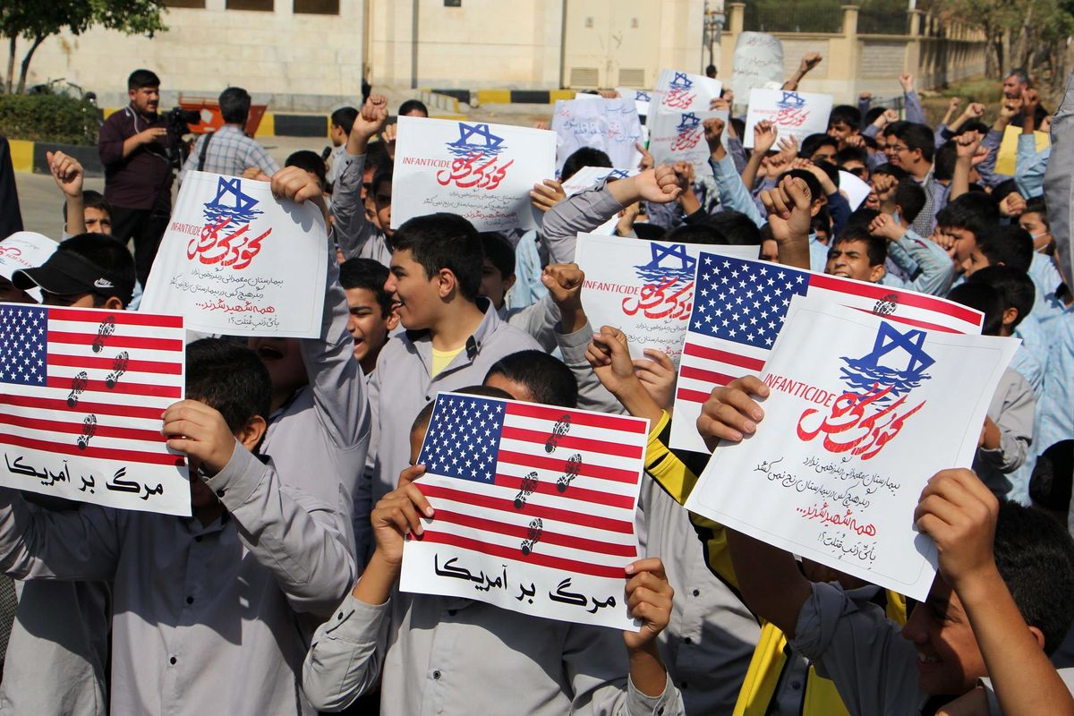 تجمع دانش آموزان شیرازی در حمایت از مردم مظلوم غزه در فرودگاه شهید دستغیب شیراز