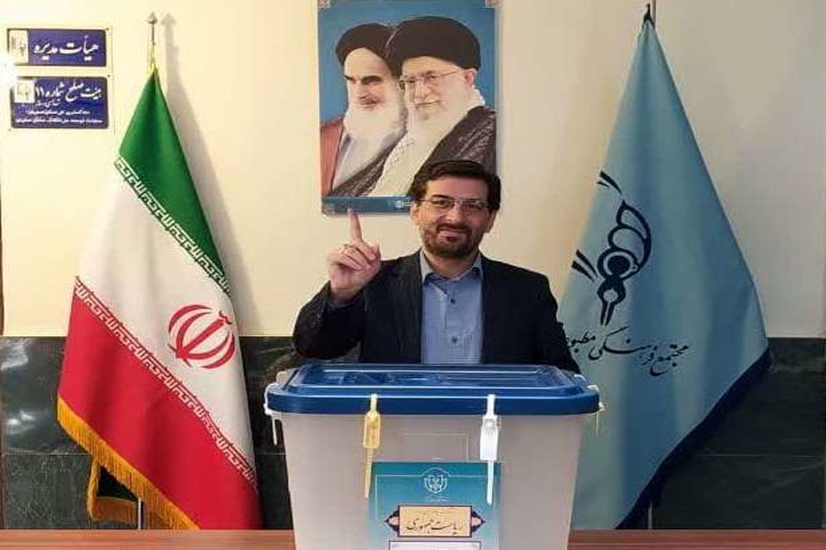 مدیر منطقه ۱۰ شهرداری اصفهان رأی خود را به صندوق انداخت