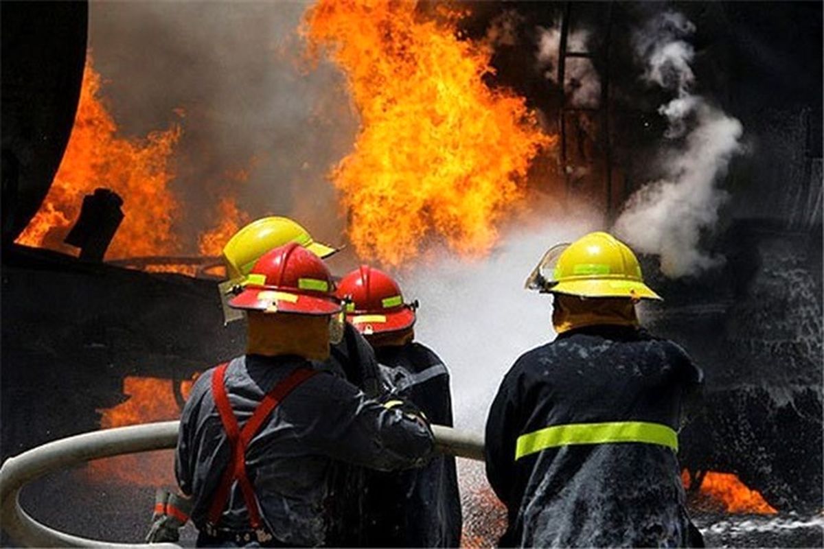 مهار آتش سوزی دریک شرکت تولیدی شهرک صنعتی کاشان