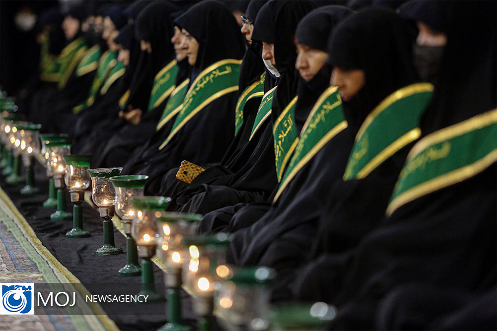 شمع‌ گردانی خادمان در شام وفات حضرت معصومه (س) 