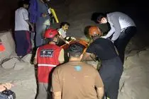 نجات فرد سقوط‌کرده از ارتفاع در کوهستان پارک پنجه‌علی بندرعباس