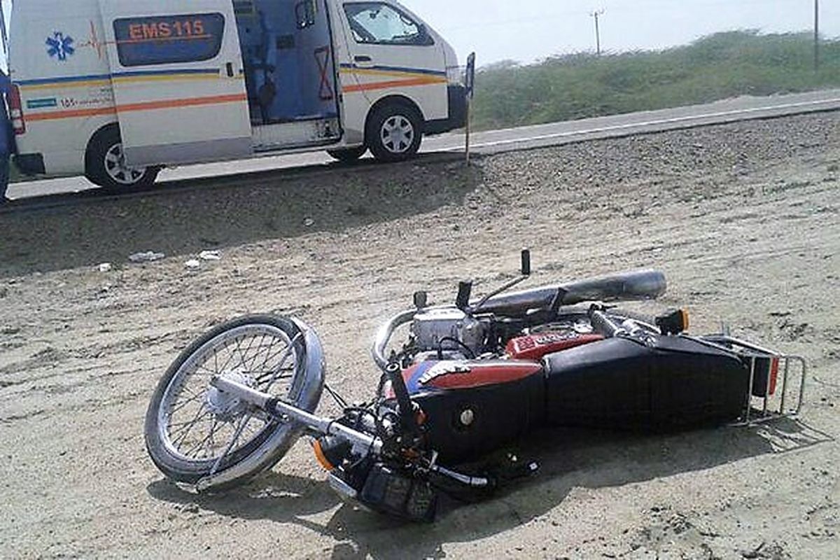  برخورد پژو پارس با موتور سیکلت حادثه آفرید