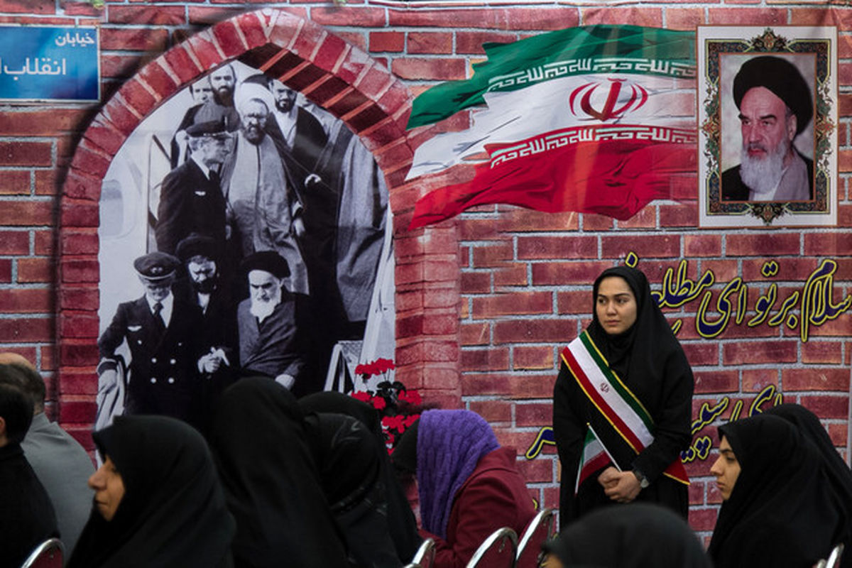 «زنگ انقلاب» در مدرسه ای در تهران نواخته شد