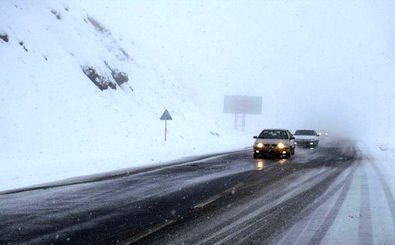 بارش برف و باران سطح جاده های زنجان را لغزنده کرده است