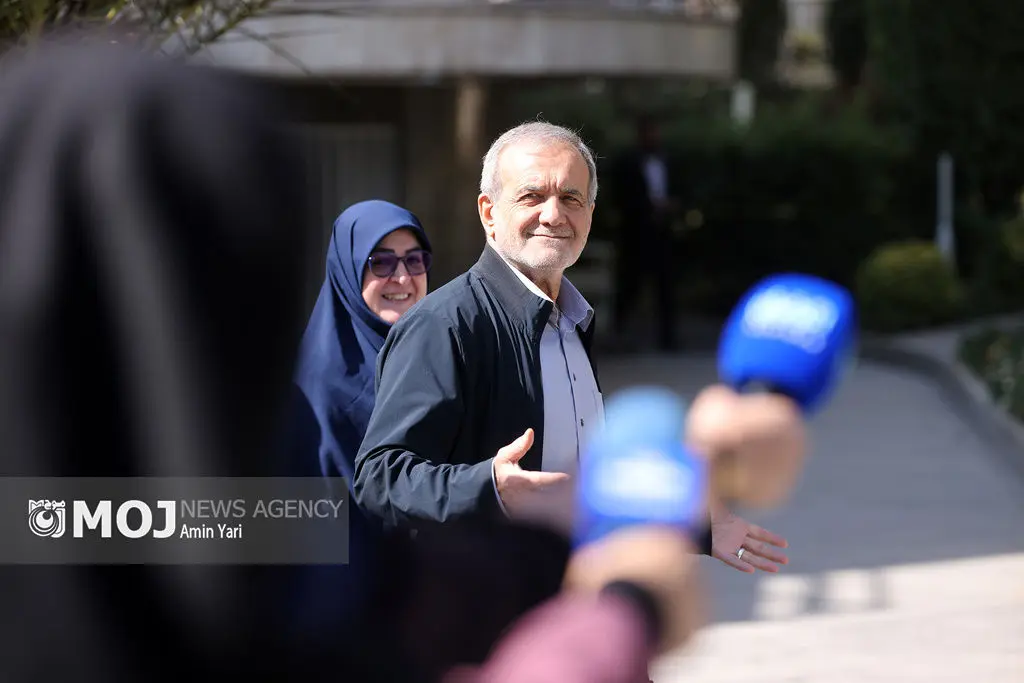 رئیس جمهور در حیاط دولت وعده گفت‌وگو پیرامون نرخ ارز را داد