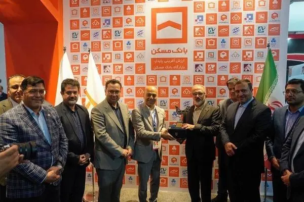 پرنده «تندیس کیش اینوکس ۲۰۲۵» بر شانه‌های بانک مسکن نشست