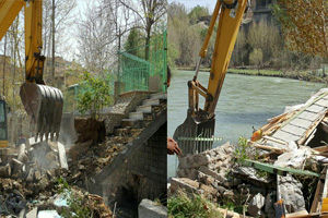 تخریب برخی ساخت و سازهای غیرمجاز در بستر و حریم رودخانه زاینده رود