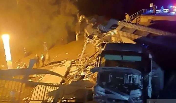  ۷ نفر بر اثر سقوط پل روی قطار مسافربری در روسیه جان باختند