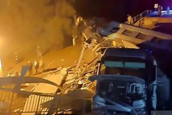  ۷ نفر بر اثر سقوط پل روی قطار مسافربری در روسیه جان باختند