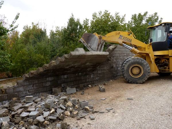 تخریب ۱۳ ساخت و ساز غیرمجاز در اراضی سبزوار