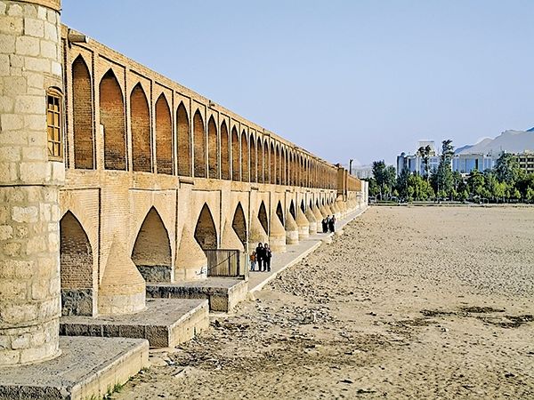 خشکی ممتد زاینده‌رود به مرگ اصفهان ختم می‌شود