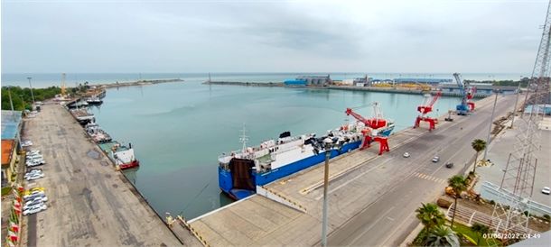 پهلوگیری نخستین کشتی تجاری رو - رو در بندر نوشهر