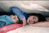 تصویر فداکاری دختر بچه ای برای برادر خردسال ش در زلزله سوریه دنیا را تکان داد